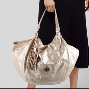 Tory Burch Dean Hobo bag in gold extra large bag w/huge tassel B1